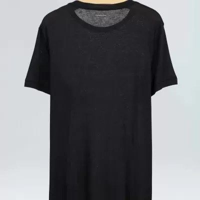 T-shirt preta de manga curta pendurada em cabide