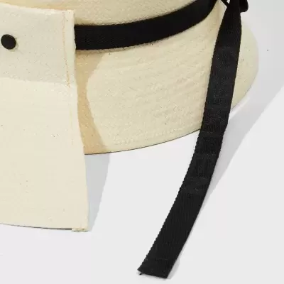 Chapéu creme com fita preta e aba larga, tecido texturizado