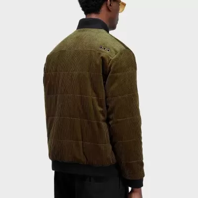 Casaco masculino verde-oliva tipo veludo cotelê visto de costas