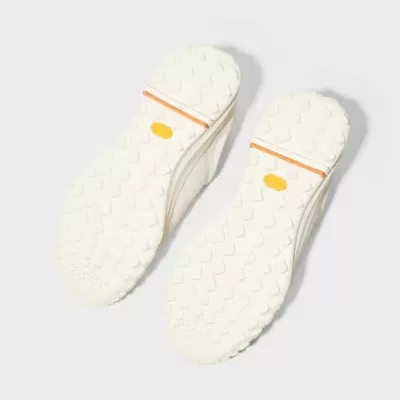 Solado branco texturizado com padrão quadrado e detalhe laranja de ténis