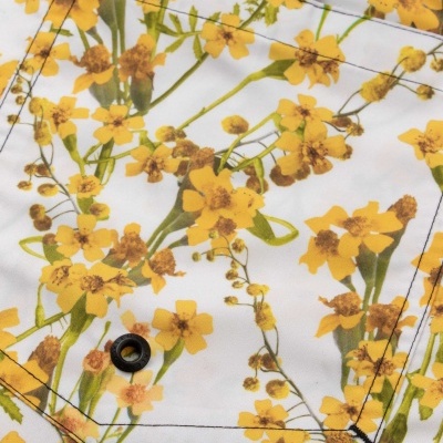 Bolso floral amarelo com etiqueta OSKLEN SURFING e botão preto em tecido branco
