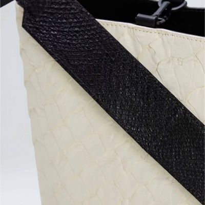 Saco de mão creme com padrão de pele de réptil e alça preta texturizada