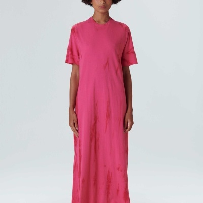 Vestido longo rosa com mangas curtas em fundo branco