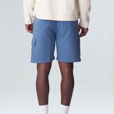 Calções masculinos azuis com bolsos de aba nas laterais vistos da parte de trás