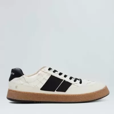 Ténis baixos brancos com sola castanha e detalhes pretos