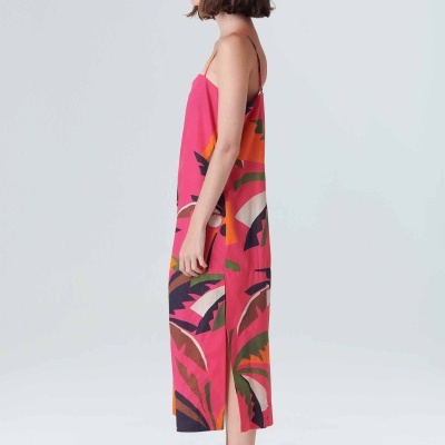 Mulher com vestido colorido e chapéu de palha