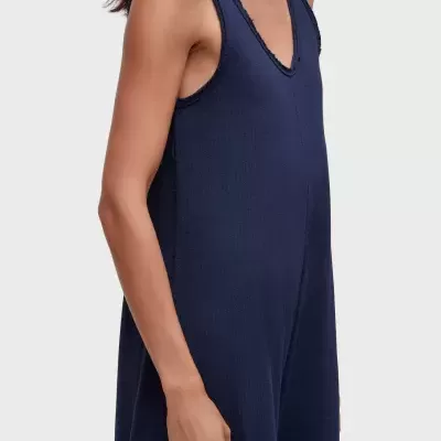 Vestido azul escuro com decote em V e alças largas