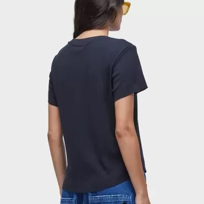 Pessoa de costas a usar t-shirt preta de manga curta e calções de ganga azuis