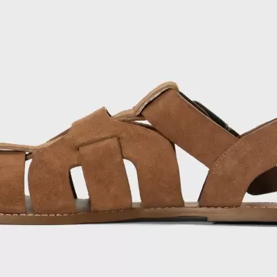 Sandália castanha de camurça com tiras largas e sola plana