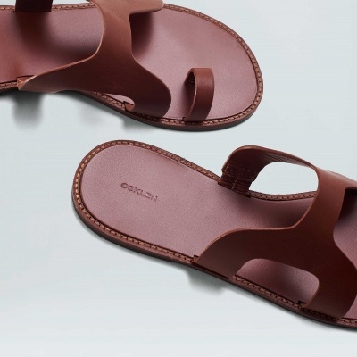 Par de sandálias castanhas em couro com tiras largas e para o dedo