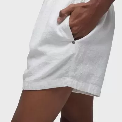 Calção branco texturizado com bolso lateral