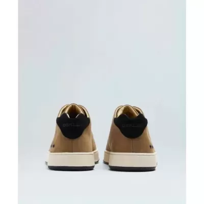 Sapatilhas castanhas de cano médio vistas de trás, com sola branca e detalhes pretos.