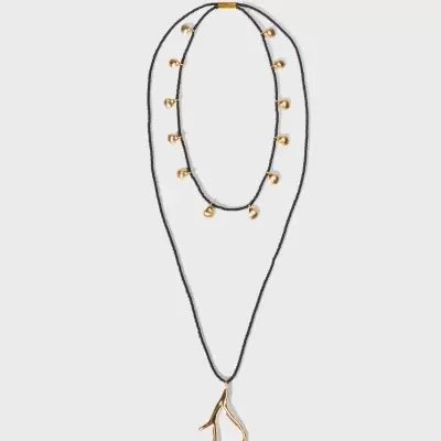 Colar duplo com pendentes dourados e fios pretos
