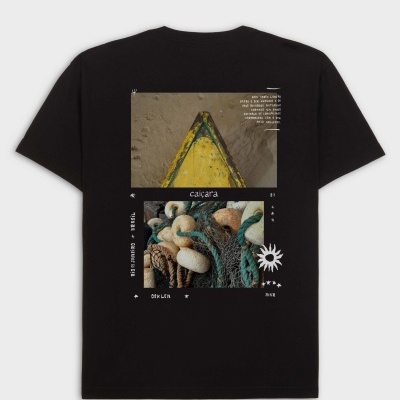 T-shirt preta com estampas de barco e redes de pesca na parte de trás