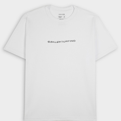 T-shirt branca com texto preto 'OSKLEN SURFING' ao centro.