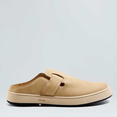 Sapato mule bege com sola branca e texto OSKLEN na lateral.