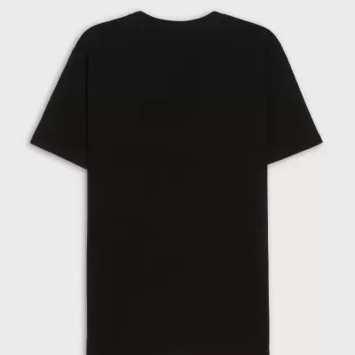 T-shirt preta lisa de manga curta vista por trás