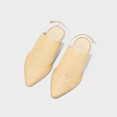 Sapatos rasos de senhora beges com biqueira apontada e tira ao calcanhar.