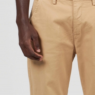 Calças bege claro com bolso lateral e botão na cintura