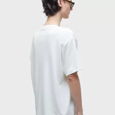 Camiseta branca lisa de manga curta vista de costas