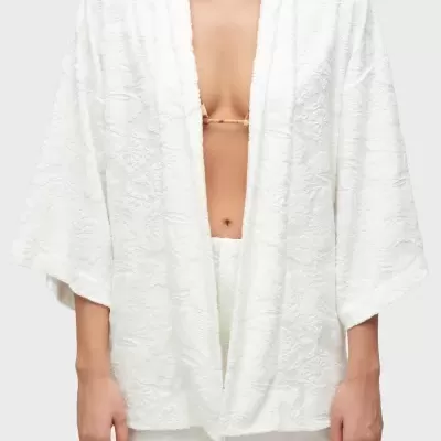 Kimono branco texturizado floral com shorts e top de biquíni colorido