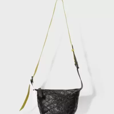 Bolsa preta com padrão de escamas e alça amarela ajustável