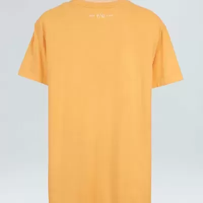 T-shirt amarela mostarda pendurada numa cabide