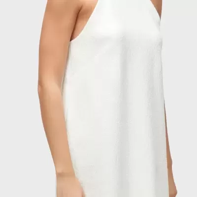 Vestido branco texturizado sem mangas para mulher.