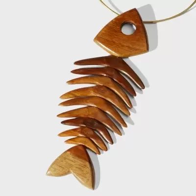 Colar com pendente de esqueleto de peixe em madeira castanha