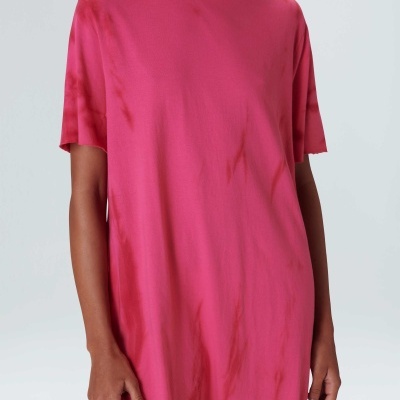 Vestido rosa de manga curta, tecido fluido e ligeiramente brilhante