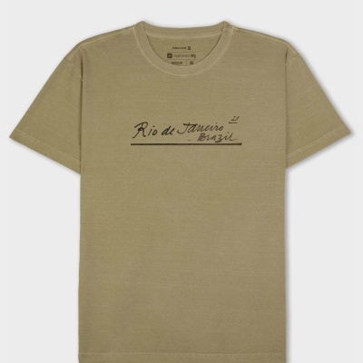 T-shirt bege com texto preto Rio de Janeiro Brazil