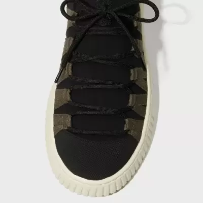 Ténis desportivo preto com detalhes castanhos e sola branca