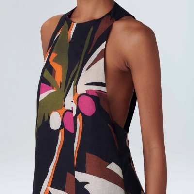 Vestido sem mangas com padrão abstrato colorido em fundo branco