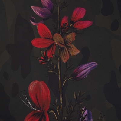 Padrão de flores vermelhas, roxas e castanhas em fundo preto