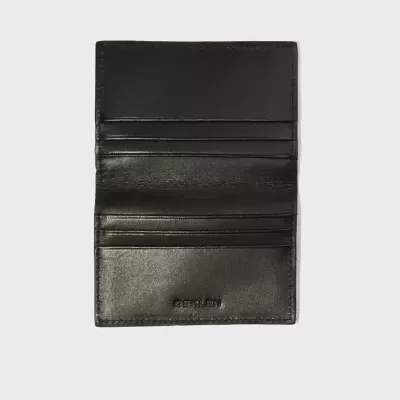 Carteira preta de couro com ranhuras para cartões e marca OSKLEN