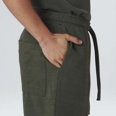 Calção verde-oliva curto com bolso lateral e cordão na cintura