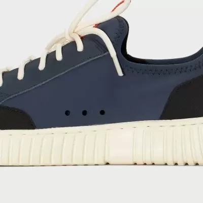 Tênis casual azul escuro com atacadores brancos e sola branca
