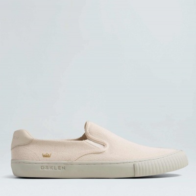 Ténis slip-on OSKLEN bege com sola clara e símbolo de coroa dourada
