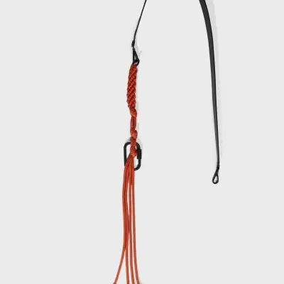 Corda preta com trançado vermelho e várias cordas finas suspensas