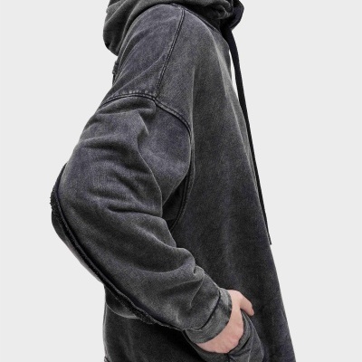 Sweatshirt cinza escura com capuz e bolso canguru, tecido com efeito desgastado