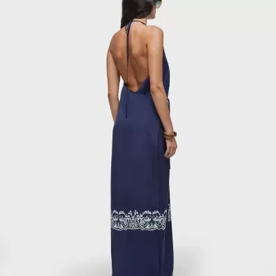 Vestido comprido azul escuro com padrão branco na base e costas cavadas.