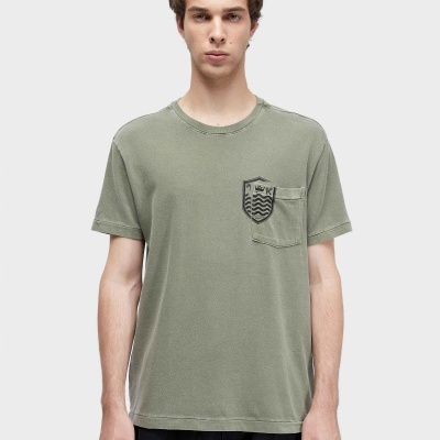 Camisola verde com bolso de escudo preto no peito
