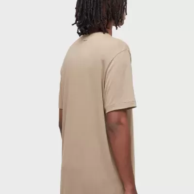 T-shirt bege de manga curta vista de costas com texto COSTELA na gola