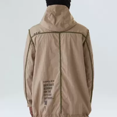 Casaco bege com capuz visto de costas, com texto e detalhes verdes.