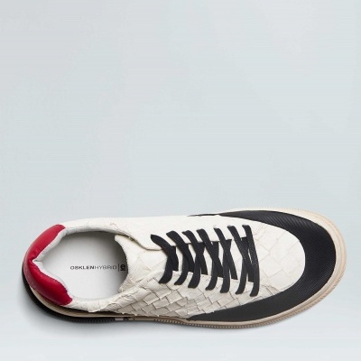 Ténis branco com detalhes pretos e vermelho vistos de cima