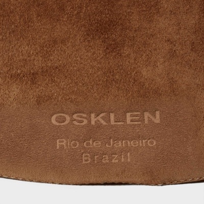 Pele castanha com textura tipo camurça e texto gravado OSKLEN Rio de Janeiro Brazil
