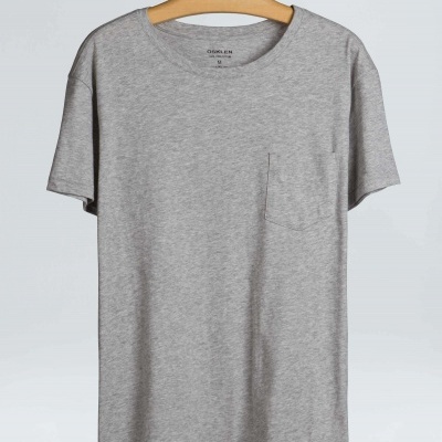 T-shirt cinzenta com bolso pendurada num cabide de madeira