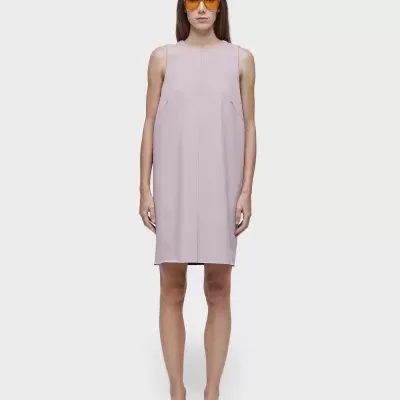 Vestido curto lavanda, sem mangas, gola redonda