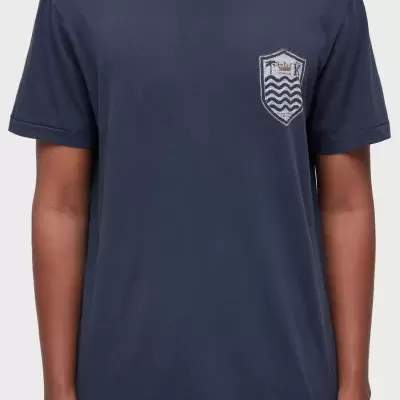 T-shirt azul escura com brasão estampado no peito