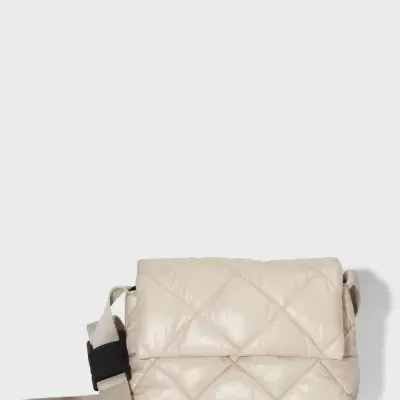 Mala bomboca beige acolchoada com alça larga ajustável